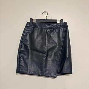 Oak & Trellis | Chic Black Faux Leather Pencil Skirt